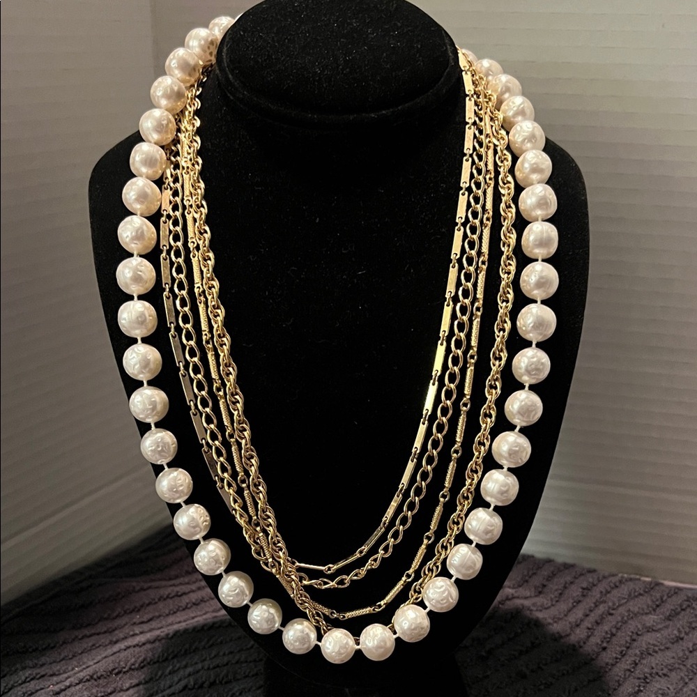 Elegant Gold and Pearl Necklace
